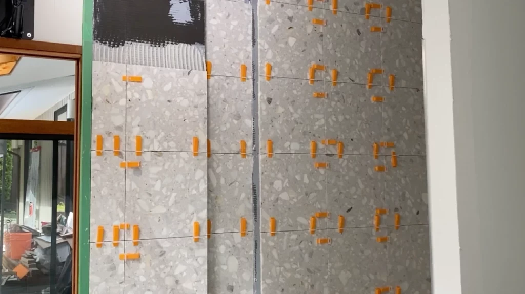 Wall tile leveling clips -Lay shower tile post