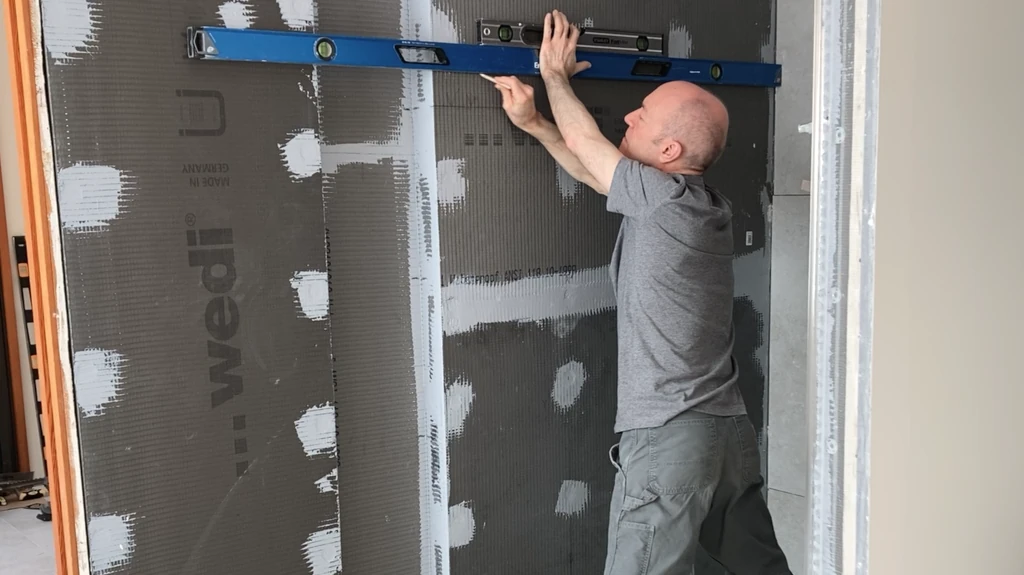 Drawing level horizontal reference lines on backer board before wall tile installation