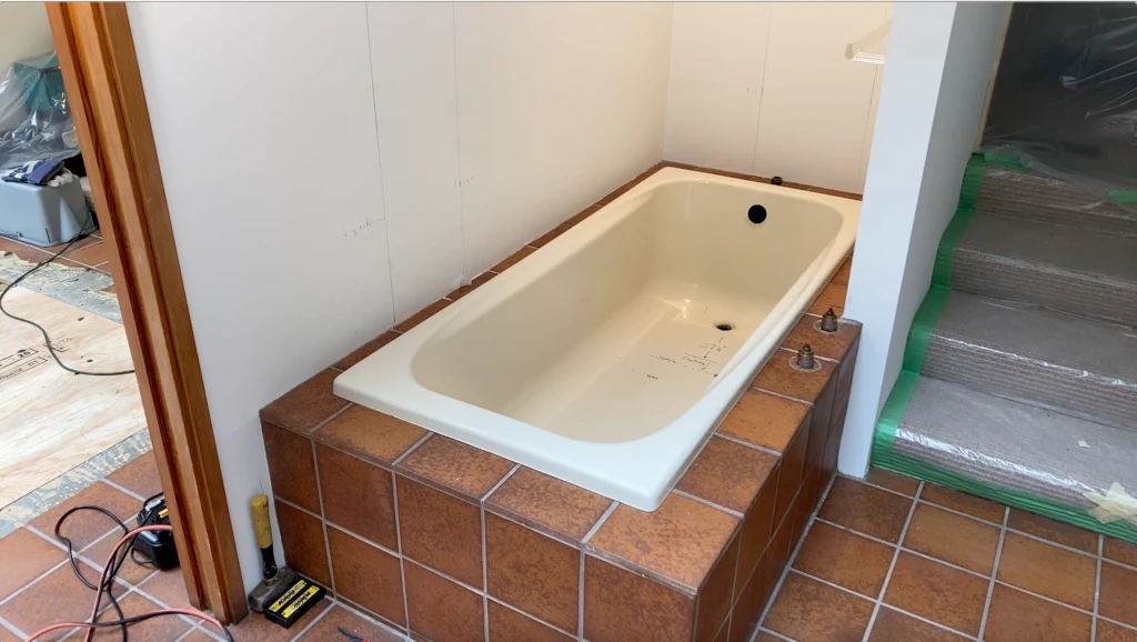 Old tub before demolition and renovation