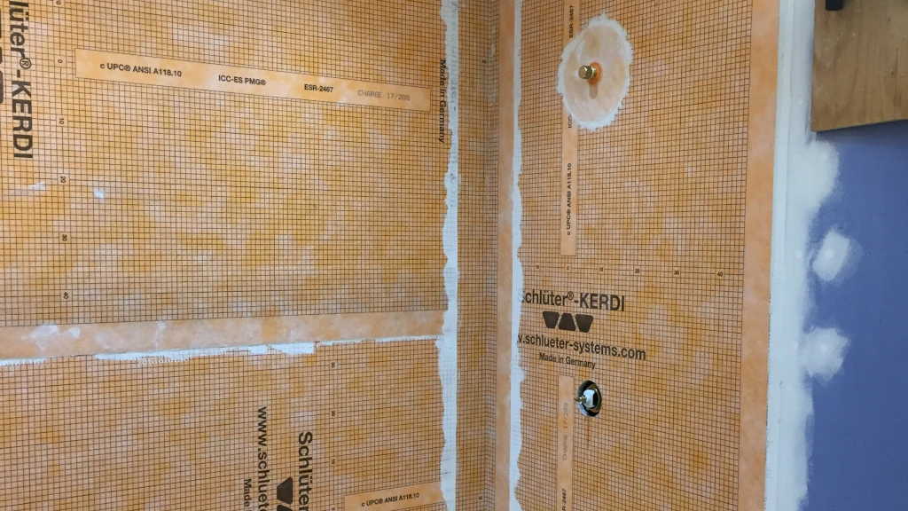 Waterproofed shower corners with membrane reinforcement